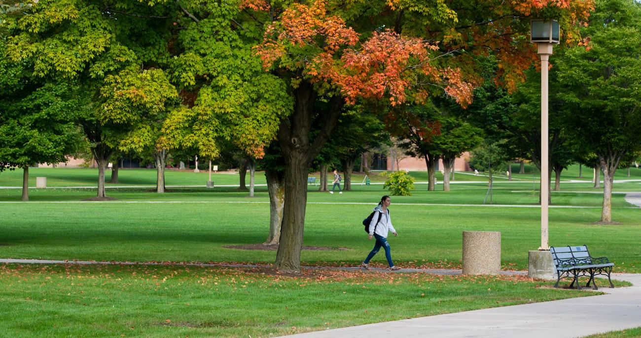 学生在秋季穿过校园.